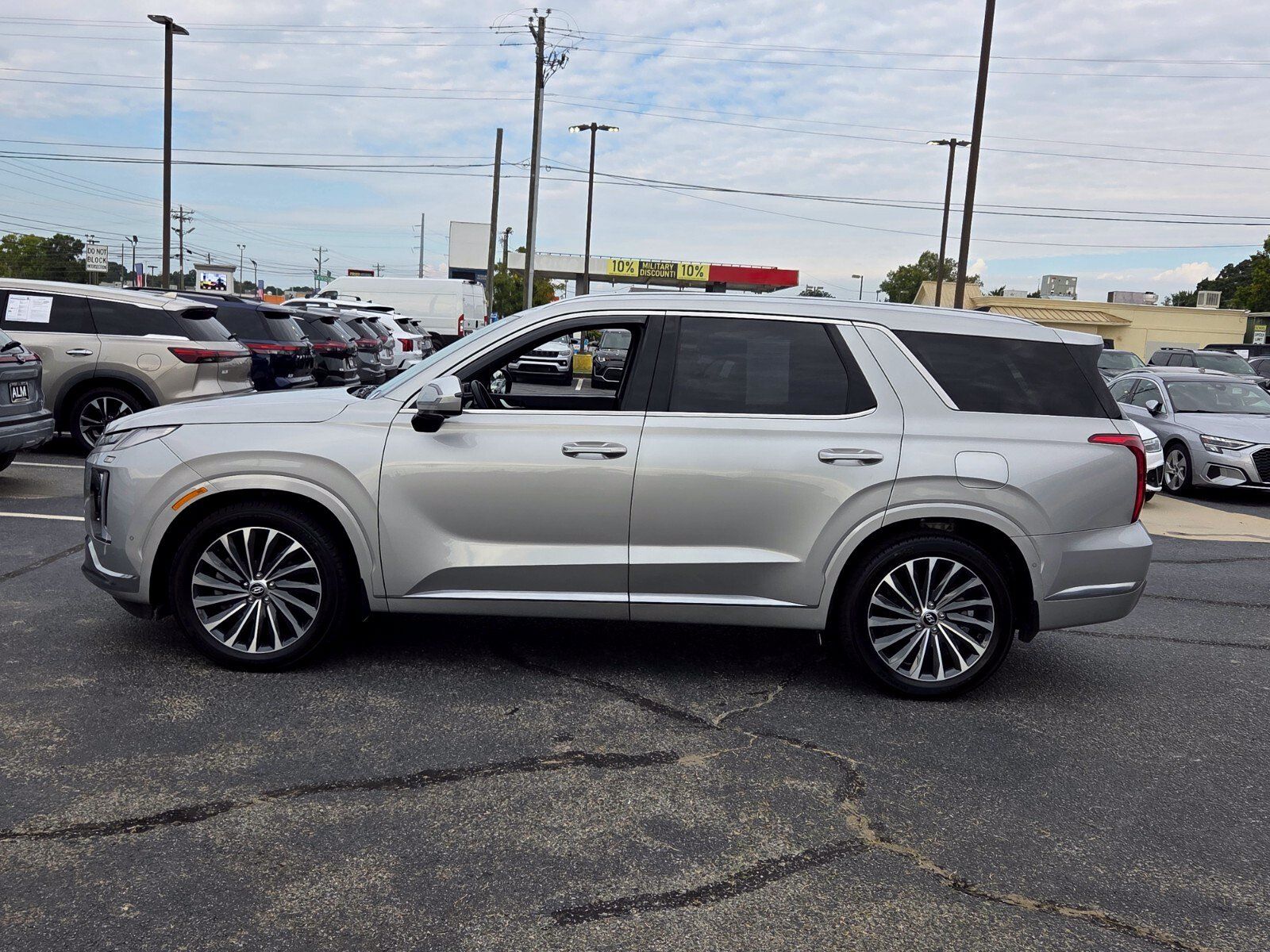 Used 2023 Hyundai Palisade Calligraphy FWD image 4