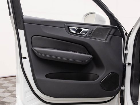 Used 2022 Volvo XC60 B5 Momentum w/ Advanced Package image 12