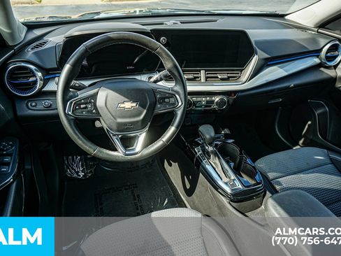Used 2025 Chevrolet Trax LT w/ LT Convenience Package FWD image 29