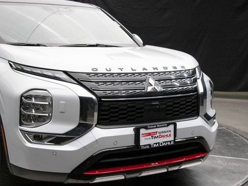 Used 2024 Mitsubishi Outlander SE image 3