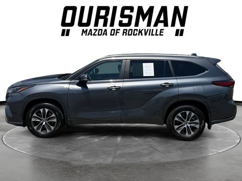 Used 2023 Toyota Highlander XLE AWD/4WD image 3