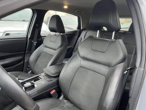 Used 2023 Nissan Ariya AWD image 9