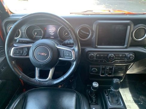 Used 2018 Jeep Wrangler Unlimited Sahara w/ Uconnect 4C Nav & Sound Group AWD/4WD image 13