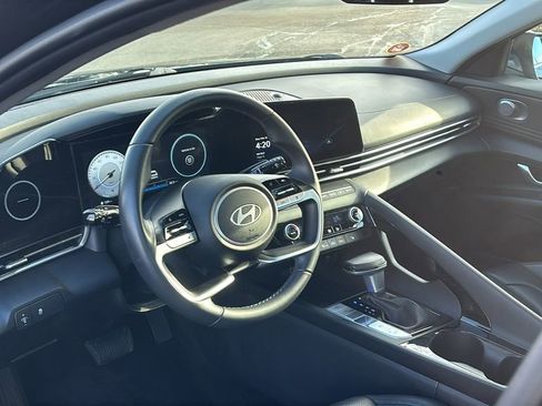 Used 2025 Hyundai Elantra Limited image 23