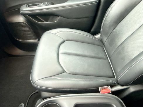 Used 2025 Chrysler Pacifica Select FWD image 24