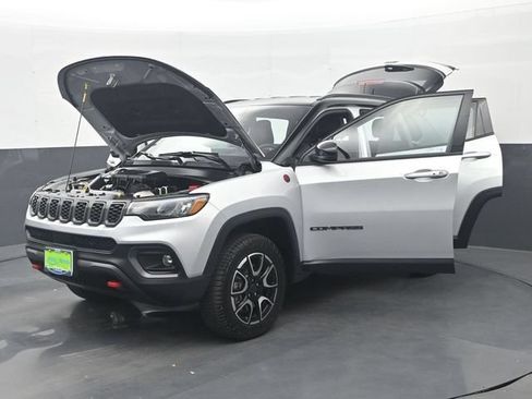 Used 2025 Jeep Compass Trailhawk AWD/4WD image 37