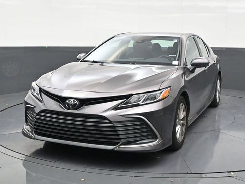 Used 2022 Toyota Camry LE FWD image 8