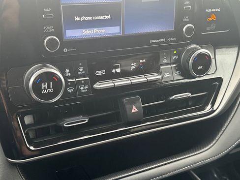 Used 2022 Toyota Highlander LE image 25