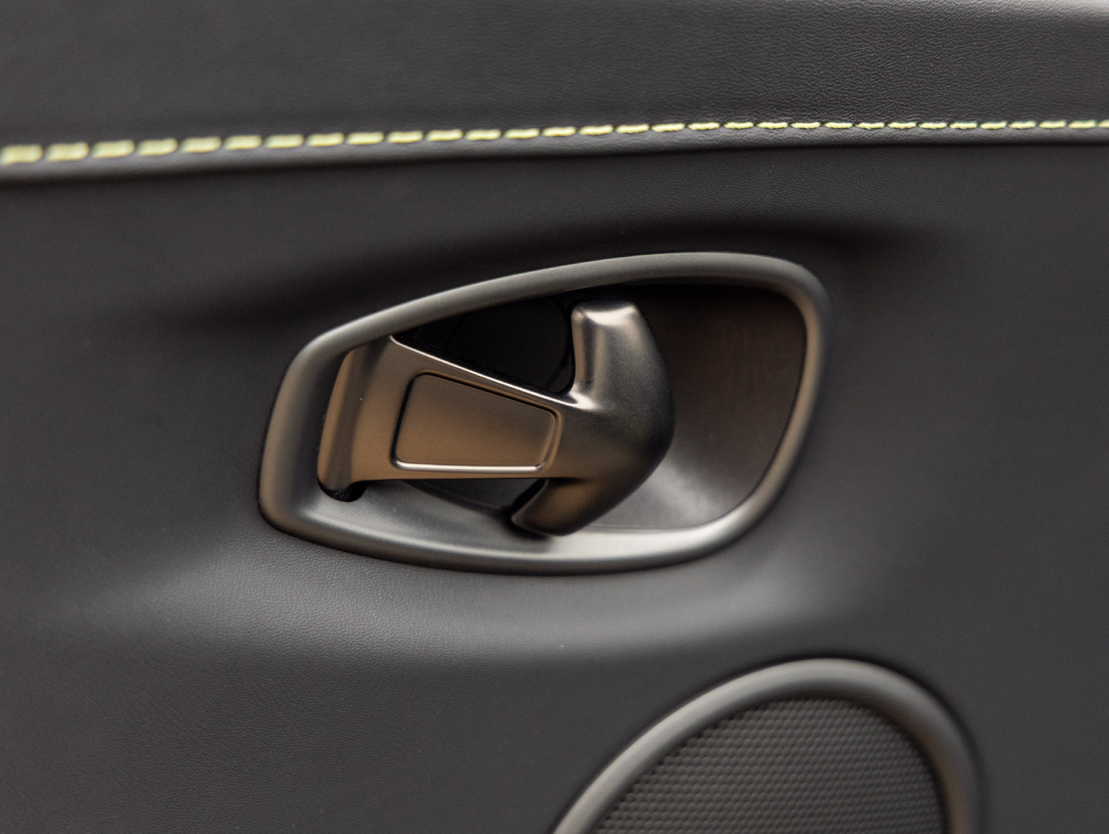 Used 2023 Aston Martin V8 Vantage Roadster RWD image 23