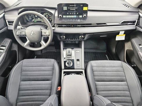 New 2025 Mitsubishi Outlander SE image 12