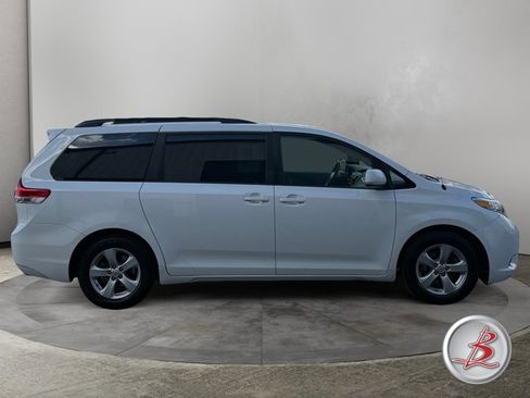 Used 2014 Toyota Sienna LE image 8