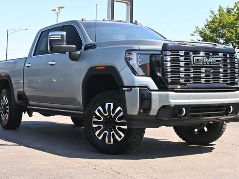 Used 2025 GMC Sierra 2500 Denali Ultimate w/ Max Trailering Package image 2