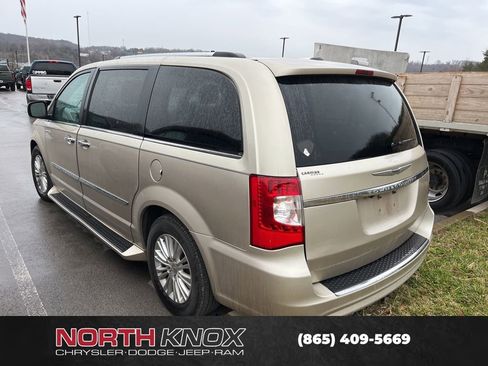 Used 2016 Chrysler Town & Country Limited image 4