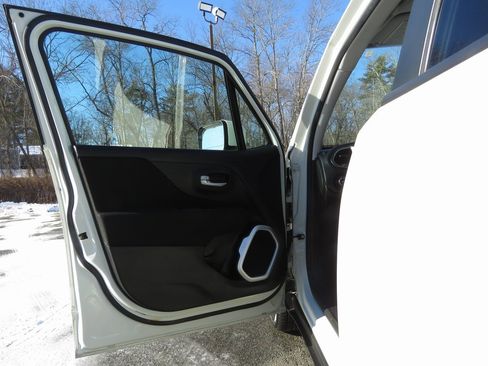 Used 2019 Jeep Renegade Latitude w/ Cold Weather Group image 9