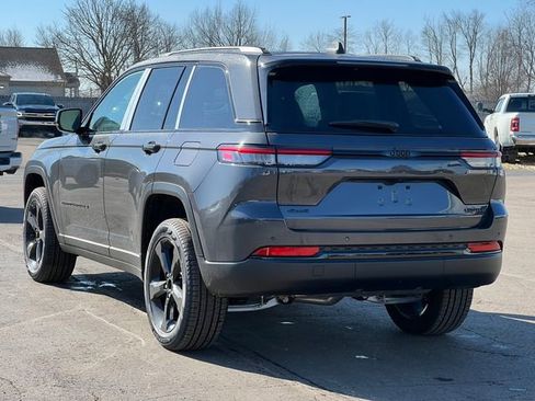 Used 2025 Jeep Grand Cherokee Limited w/ Black Appearance Package image 10