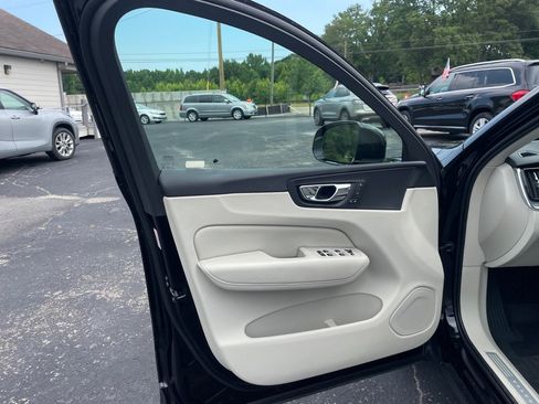 Used 2018 Volvo XC60 T5 Momentum w/ Vision Package AWD/4WD image 11