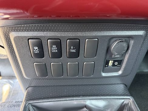 Used 2011 Toyota FJ Cruiser 4WD w/ Convenience Pkg image 28