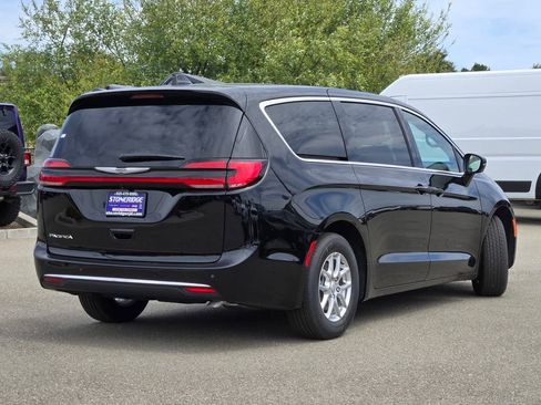 New 2026 Chrysler Pacifica Select image 3