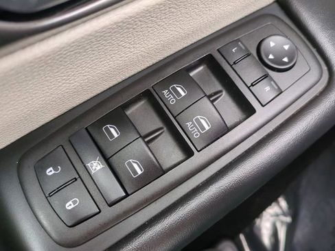 Used 2024 Chrysler Pacifica Touring-L image 23