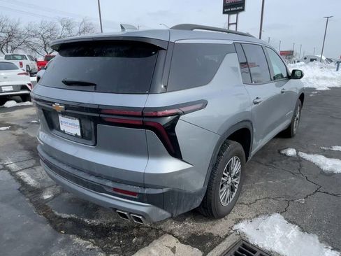 Used 2025 Chevrolet Traverse LT FWD image 9
