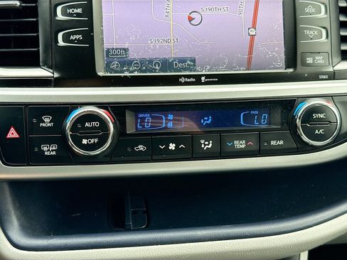 Used 2014 Toyota Highlander XLE image 16