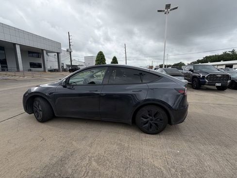 Used 2024 Tesla Model Y Long Range RWD image 8