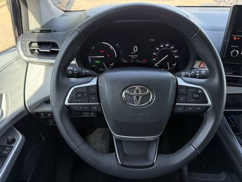 Used 2025 Toyota Sienna XLE FWD image 13