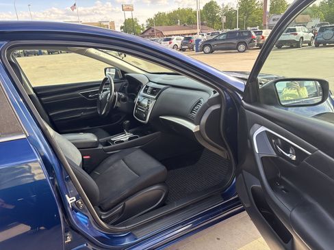 Used 2016 Nissan Altima 2.5 SR w/ LED Appearance Package FWD image 7