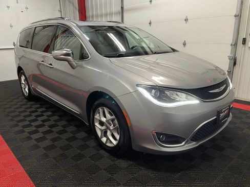 Used 2020 Chrysler Pacifica Limited FWD image 5