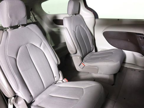 Used 2020 Chrysler Pacifica Touring w/ Advanced Safetytec Group image 38