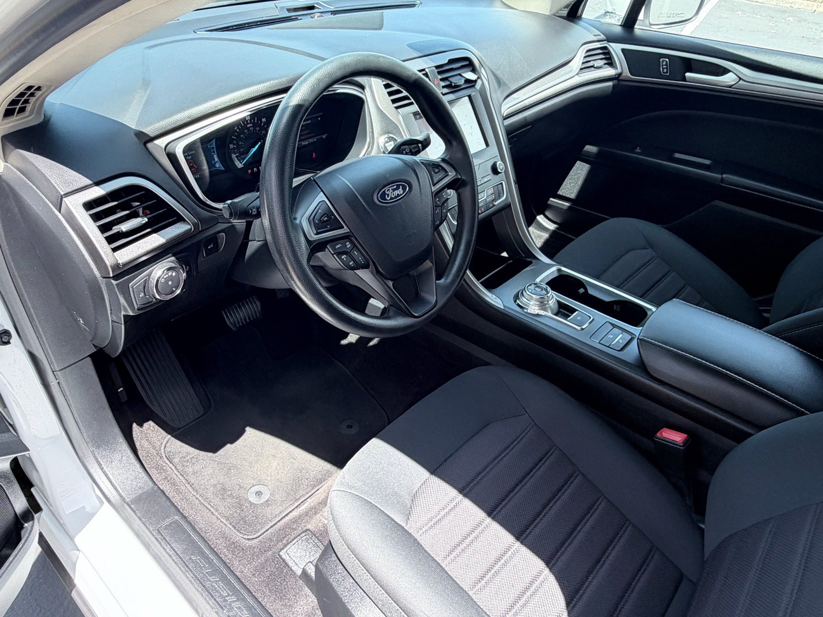 Used 2019 Ford Fusion SE FWD image 12