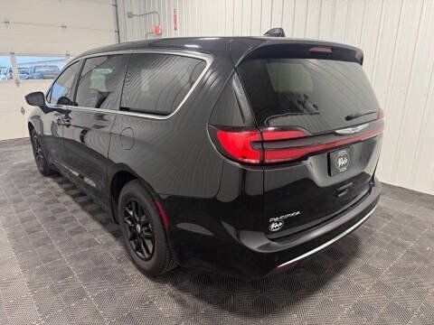 Used 2023 Chrysler Pacifica Touring-L FWD image 2