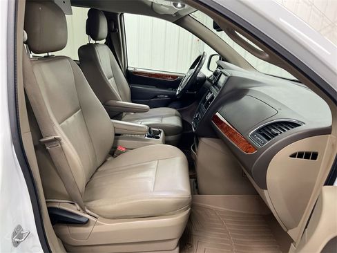 Used 2016 Chrysler Town & Country Touring image 21