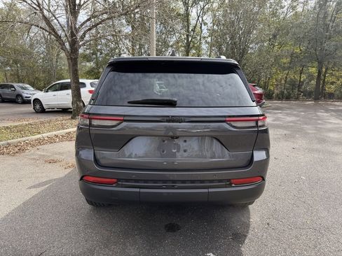 Used 2023 Jeep Grand Cherokee Altitude image 5