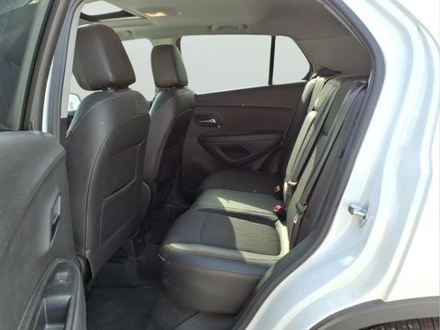 Used 2020 Chevrolet Trax LT w/ Sun & Sound Package FWD image 32