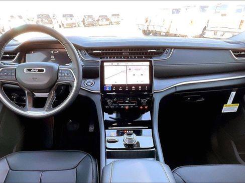 New 2025 Jeep Grand Cherokee Limited image 4