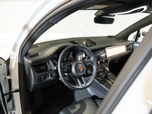 Certified 2026 Porsche Macan AWD/4WD image 4