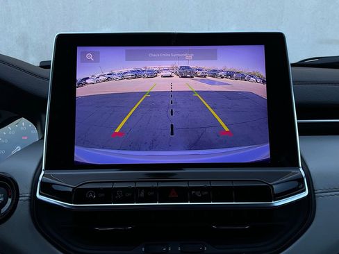 Used 2025 Jeep Compass Limited image 34