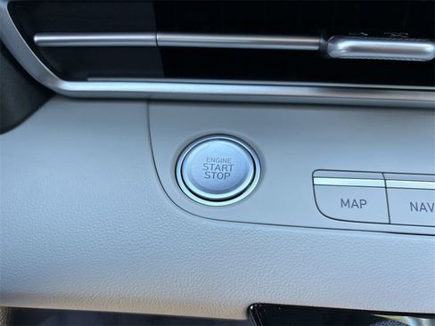 New 2025 Hyundai Elantra Limited image 30