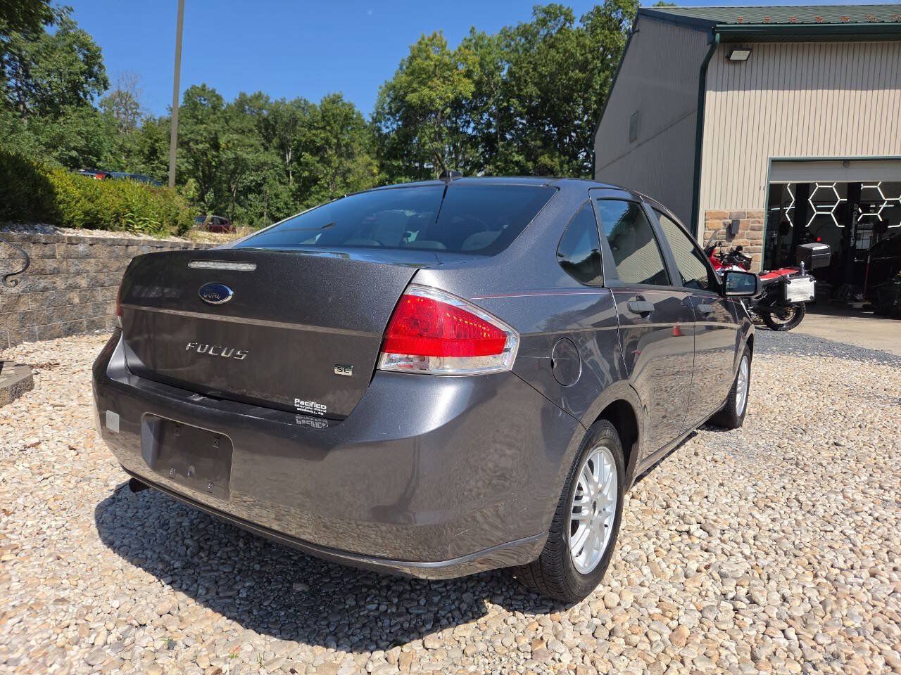 Used 2010 Ford Focus SE FWD image 7
