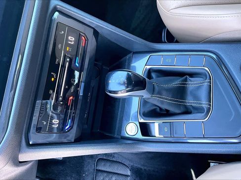 Used 2024 Volkswagen Tiguan SE image 37