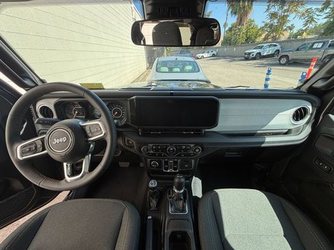 Used 2025 Jeep Wrangler Sahara image 33