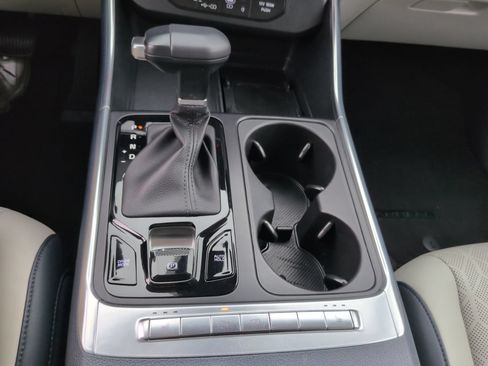 Used 2025 Kia Carnival EX FWD image 26