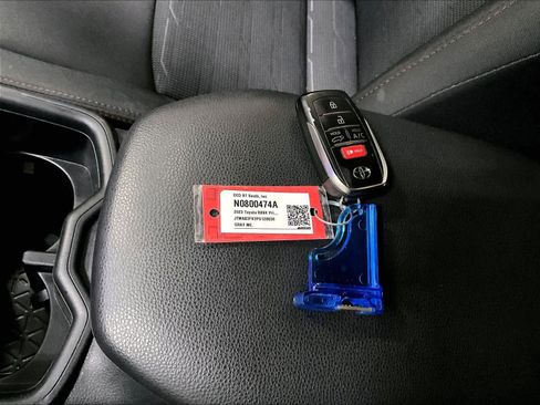 Used 2023 Toyota RAV4 SE image 31