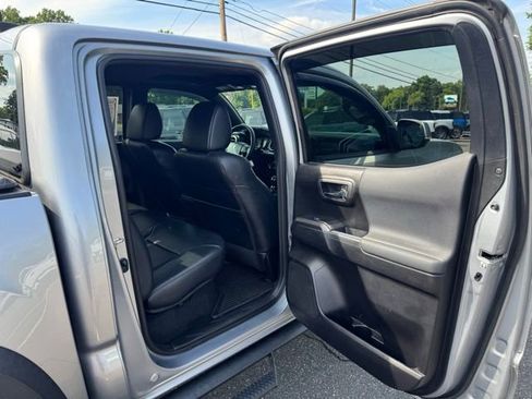 Used 2019 Toyota Tacoma TRD Off-Road AWD/4WD image 15