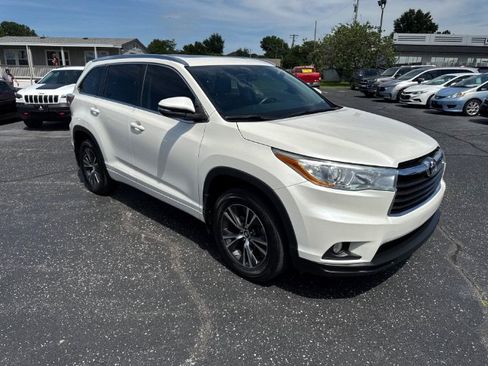 Used 2016 Toyota Highlander XLE FWD image 3