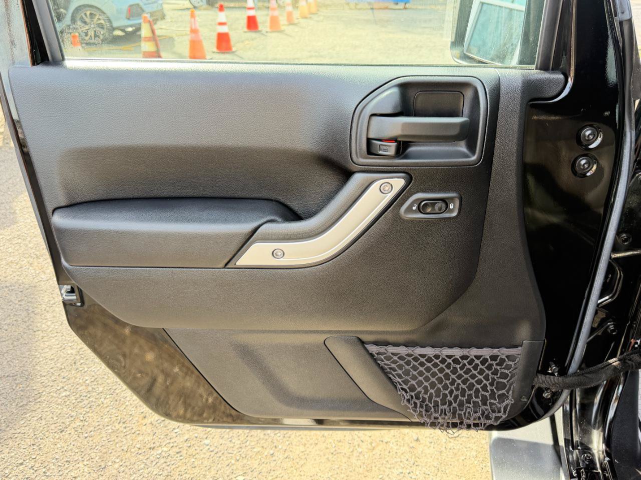 Used 2016 Jeep Wrangler Unlimited Sahara w/ Connectivity Group AWD/4WD image 15