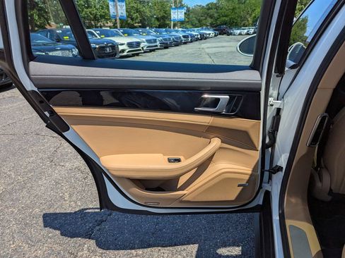 Used 2018 Porsche Panamera RWD image 36