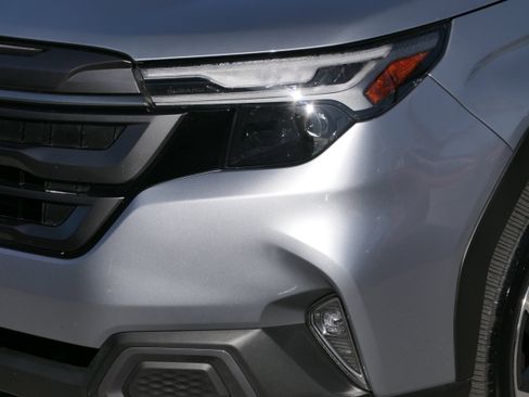 Certified 2025 Subaru Forester Limited w/ Popular Package image 9