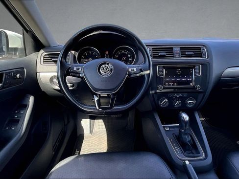 Used 2017 Volkswagen Jetta SE FWD image 9